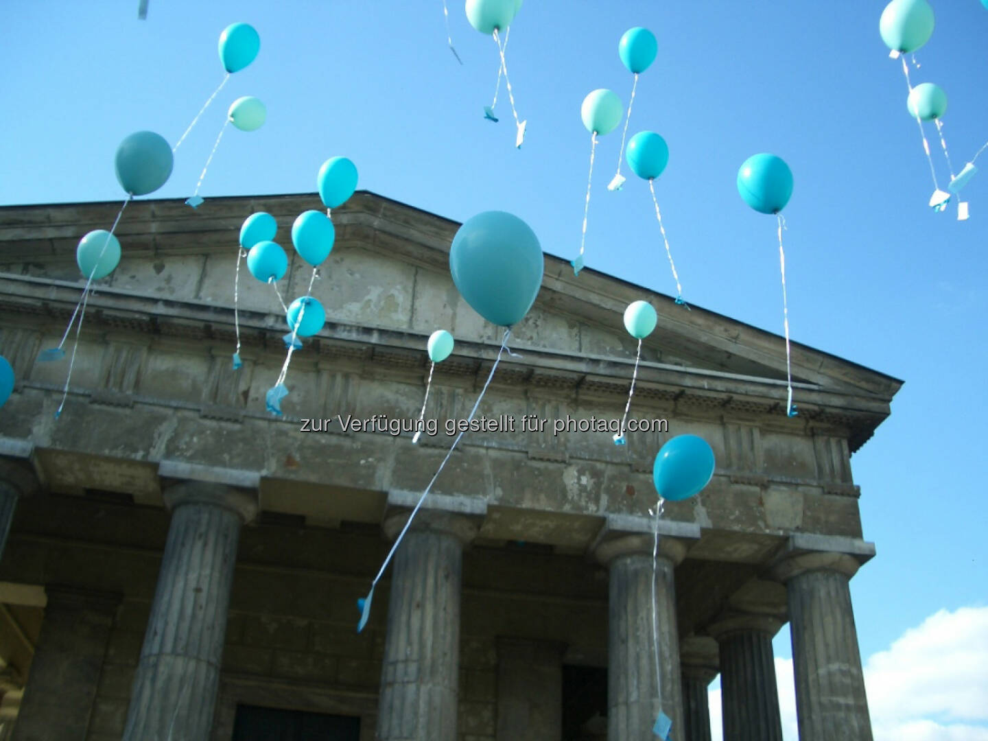 Türkis ist die Farbe der Gebärdensprachgemeinschaft. Sie steht für die vielfältige Gehörlosenkultur, Deaf Power: Selbstbewusstsein und Selbstbestimmung von gehörlosen Menschen : Respekt für GebärdensprachbenutzerInnen und die Schönheit und Faszination der ÖGS : 10 Jahre Österreichische Gebärdensprache in der Bundesverfassung : © öglb