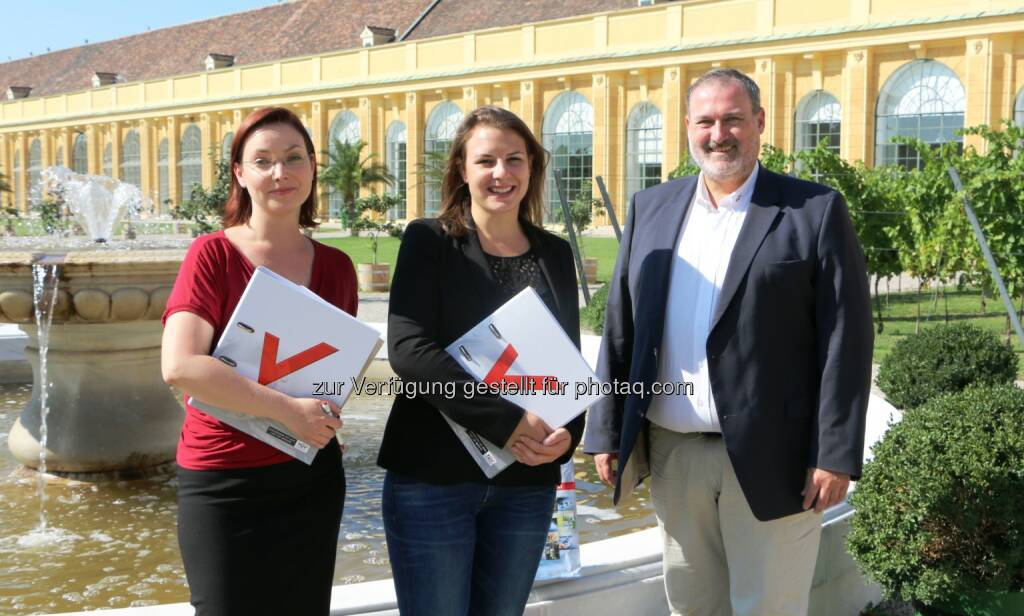 Susanne Loidl (Veranstaltungsorganisation Qualitätsmanagement), Stefanie Kirchhof ( Programmverantwortung Qualitätsmanagement), Thomas Rochowansky (Leiter Lerndienstleistungen TÜV Austria Akademie) : Zeit für Veränderung : Der TÜV Austria Qualitätstag 2015 befasst sich ganzheitlich mit den Veränderungen, welche die ISO 9001:2015 für Unternehmen bringt : Fotograf: Nina Munk/Fotocredit: TÜV Austria Akademie, © Aussender (01.09.2015) 