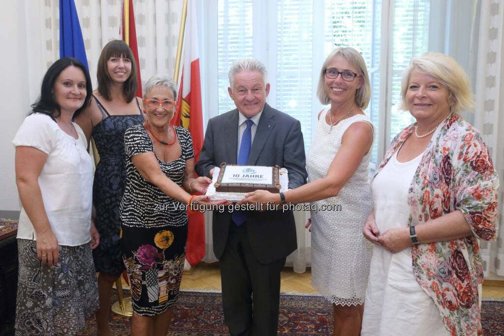 Stefanie Plötzeneder, Carmen Viereckl, Felicitas Zehetner, LH Josef Pühringer, Edith Span, Gabriela Rathje : LH Pühringer gratuliert für 10 Jahre Demenzservicestelle Gmunden/Regau der MAS Alzheimerhilfe : © Denise Stinglmayr, © Aussender (02.09.2015) 