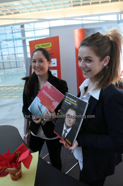 Julia Ganglbauer, Anna Scharnagl - Palfinger Messestand Börsentag München, siehe auch http://blog.palfinger.ag/ (20.03.2013) 