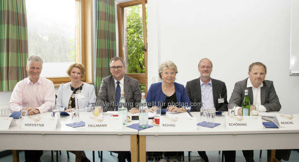 Robert Madelin (Senior Innovationsberater bei der Europäischen Kommission), Yvonne Hofstetter (IT-Unternehmerin und Autorin des Buches „Sie wissen alles“), Helmut Fallmann (Co-Vorstand der Fabasoft AG), Viviane Reding (Europa-Parlamentarierin), Harald Schöning, (Sprecher des deutschen Software-Clusters und Forschungschef der Software AG), Gerald Reischl (Moderator der Fabasoft Breakout-Session) : Europäisches Forum Alpbach : Im Rahmen einer von Fabasoft initiierten Breakout Session in Alpbach diskutierten gestern hochkarätige Vertreter der europäischen Wirtschaft und Politik, wie Europa als IT-Standort gegenüber den USA und Asien ins Hintertreffen geraten konnte und was getan werden muss, um diese wirtschaftsfeindliche Situation überwinden zu können : © Fabasoft/Die Fotografen, Charly Lair, © Aussendung (03.09.2015) 