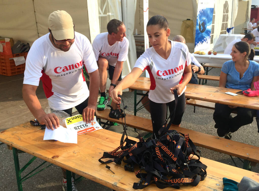 Canon bekommt beim Wien Energie Business Run 2015 Runplugged Gurte (03.09.2015) 