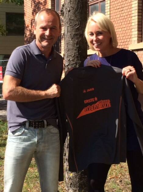 Hannes und Christine Menitz mit dem Shirt des Vienna Night Run 2015, © Aussendung (04.09.2015) 