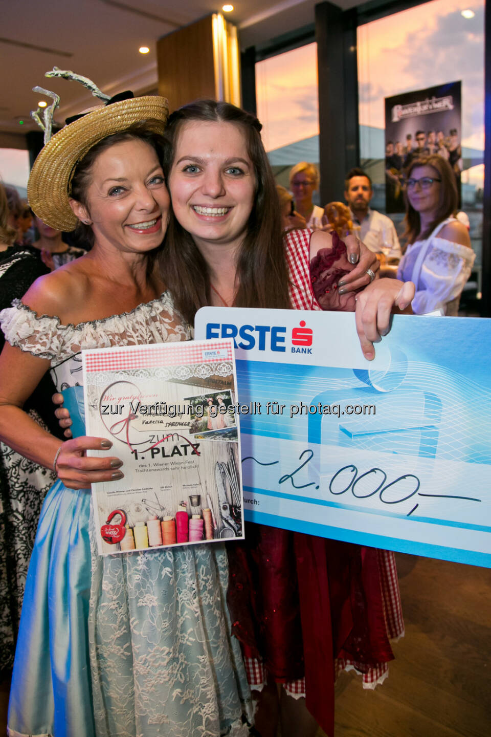 Stefanie Tiefengraber, Vanessa Sprenger gewinnen 1. Wiener Wiesn-Fest Trachten Award : Fotocredit: WWF/Klemm