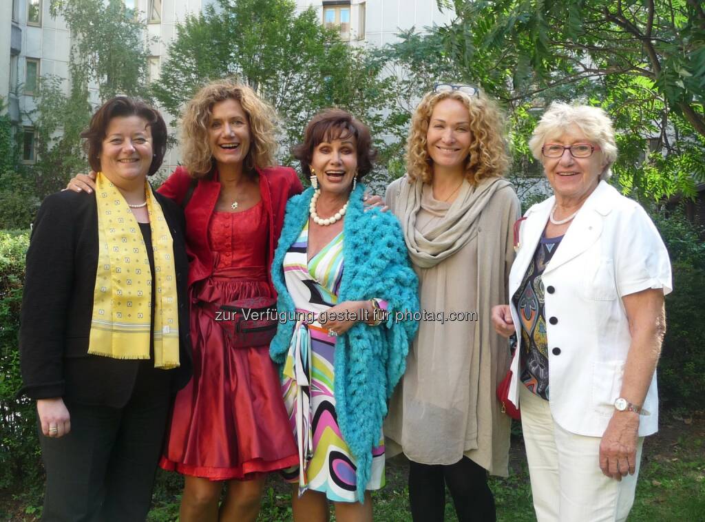 Sabine Geringer (Wr. Hilfswerk-Geschäftsführerin), Irene Mitterhuber (Wr. Hilfswerk-Mitarbeiterin), Edith Leyrer (Schauspielerin), Marie Christine Giuliani (Moderatorin), Ingrid Lakatha (Wr. Hilfswerk-Vizepräsidentin) : Zum Sommerausklang lud das Wiener Hilfswerk wie jedes Jahr zum traditionellen Benefiz-Gartenfest in Wien Neubau : Erlös geht an Weihnachtsaktion für bedürftige Menschen in Wien und an Flüchtlinge : Fotocredit: Wiener Hilfswerk/Heiko 
Nötstaller, © Aussender (06.09.2015) 