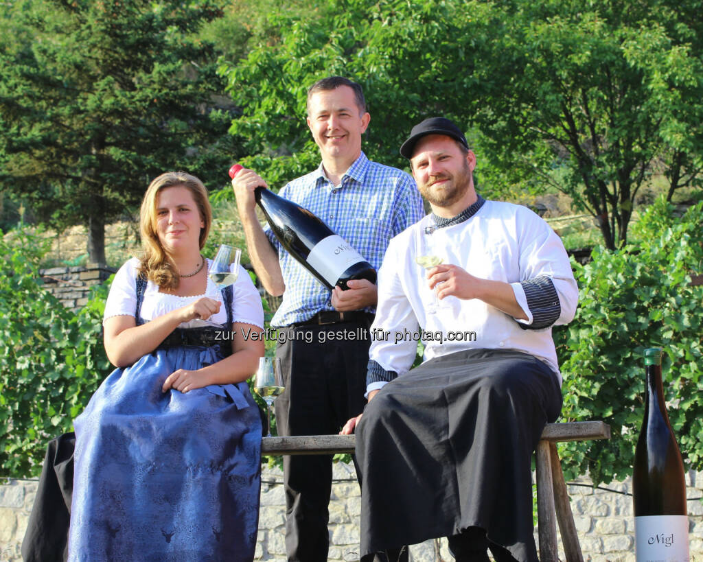 Anna Wallisch (Restaurantleiterin) , Martin Nigl, Thomas Lück (Küchenchef) : Weinhaus Nigl in Senftenberg mit neuem Team : Das Weinhaus Nigl hat mit den Gastronomie-Vollprofis Anna Wallisch und Thomas Lück neue Gastgeber für sein Restaurant und Hotel gefunden : © Nigl, © Aussendung (07.09.2015) 