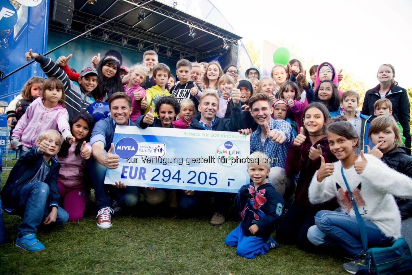 Thomas Lichtblau (GF Beiersdorf/Nivea Österreich) übergibt den Spendenscheck an Nora Deinhammer (SOS-Kinderdorf) : Beim großen Finale der NIVEA Familienfest-Tour im Wiener Kurpark Oberlaa wurde der Spendenscheck von Beiersdorf an SOS-Kinderdorf übergeben : Fotocredit: NFF_Nina Saurugg