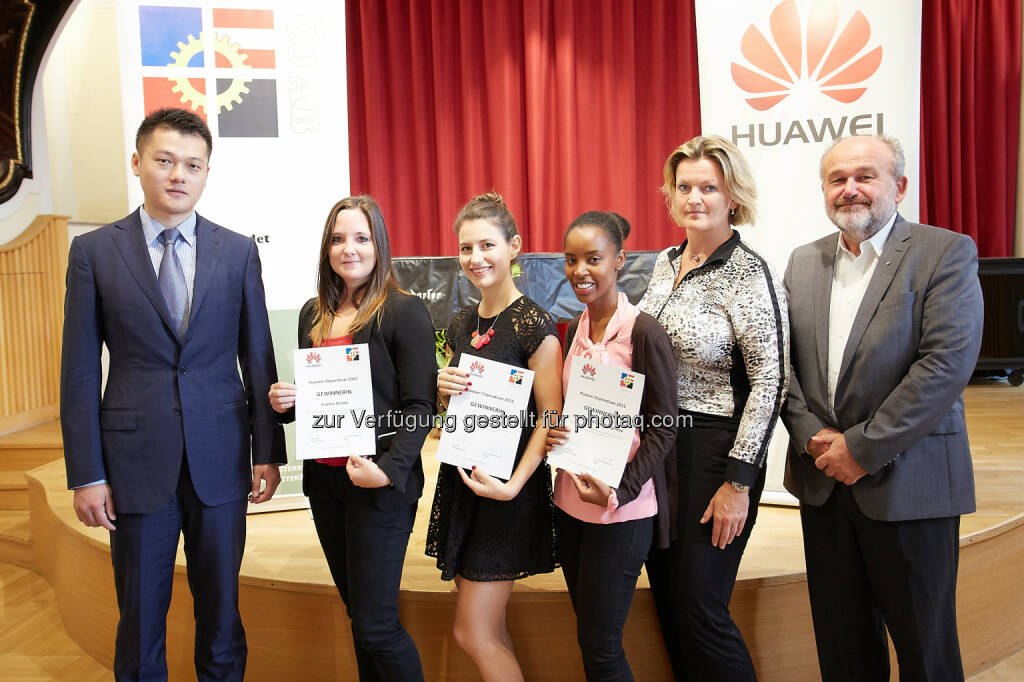 Jay Peng (Managing Director Huawei Austria), Sophia Delian, Greta Makaj, Alexandra Kinywamaghana (alle Stipendiatinnen 2015), Monika Schüssler (GF öjab), Josef Wimmer (Deputy managing Director öjab) : Huawei-Stipendium 2015: Die Gewinnerinnen stehen fest : Kooperation zwischen Huawei und ÖJAB um zwei Jahre verlängert : Fotocredit: Huawei Technologies Austria GmbH/APA-Fotoservice/Preiss, © Aussendung (07.09.2015) 