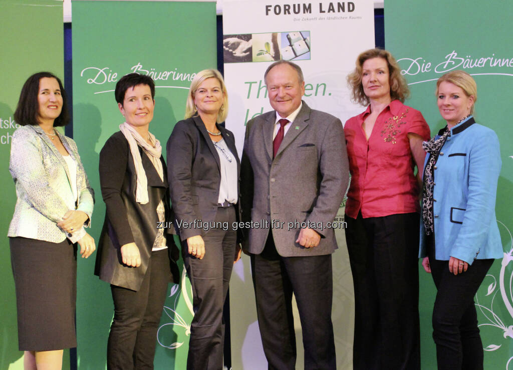 Gabriela Habermayer, Maria Winter (Forum Land), Klaudia Tanner (Bauernbunddirektorin), Hermann Schultes (LK-Präsident), Susanne Schrott (WKO), Irene Neumann-Hartberger (Landesbäuerin) : ttip: Niederösterreichs Bäuerinnen für fundierte Information und gegen Polemik : Ausgewogene Meinungsbildung statt Instrumentalisierung und Manipulation : Fotocredit: NÖ BB/Eva Riegler, © Aussender (08.09.2015) 