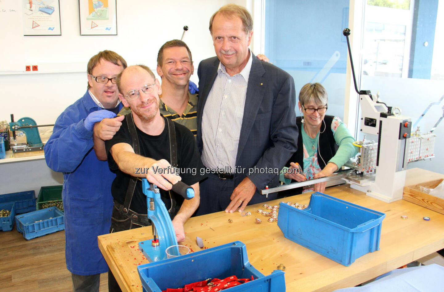 Markus Liebl, Generaldirektor der Brau Union Österreich, auf Besuch bei Jugend am Werk : Kooperation mit Jugend am Werk Steiermark und dem Projekt Re-Use-Design für einen guten Zweck: Brau Union Österreich fertigt Geschenke für Kunden mit Jugend am Werk : Fotocredir Brau Union Österreich