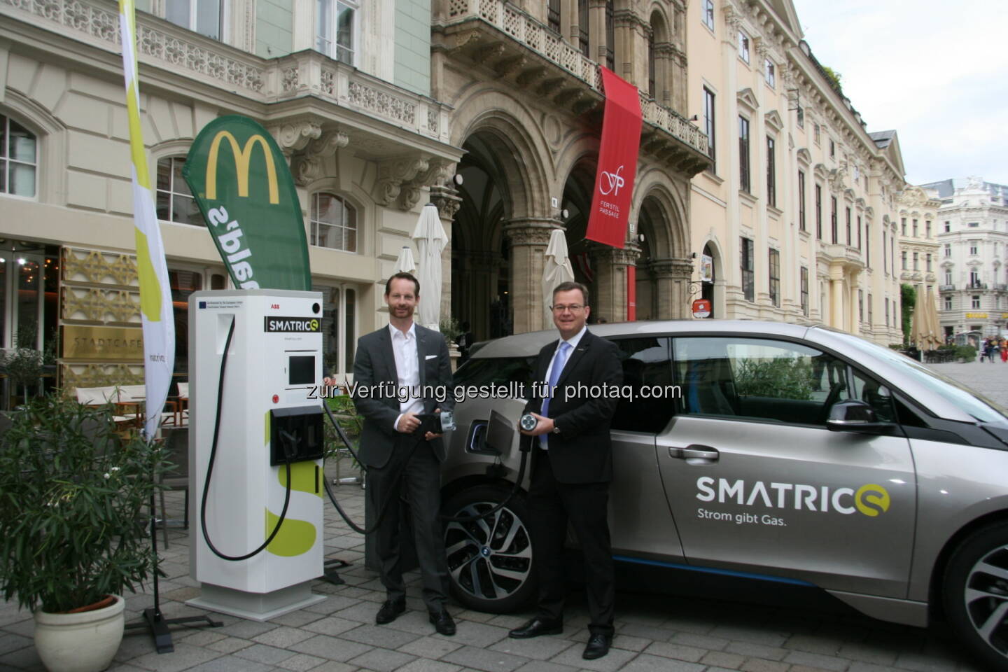 Holger Hermann (McDonald's), Michael-Viktor Fischer (Smatrics) : Smatrics setzt voll auf High-Speed-Laden (Ladezeiten von nur 20 Minuten) und McDonald´s als neuen Standortpartner : Fotocredit: Smatrics/ zbc3 gmbh