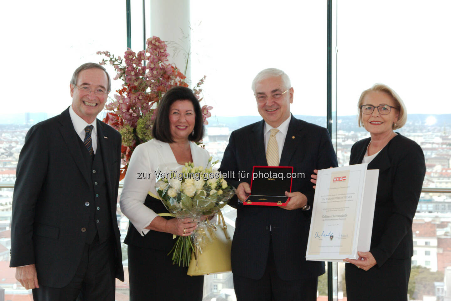 Christoph Leitl (WKÖ-Präsident), Charlotte Rothensteiner, Walter Rothensteiner, Anna Maria Hochhauser (WKÖ-Generalsekretärin) : Verleihung der Goldenen Ehrenmedaille der Wirtschaftskammer Österreich an Walter Rothensteiner : Fotocredit: WKÖ/Presse/Fotospeed