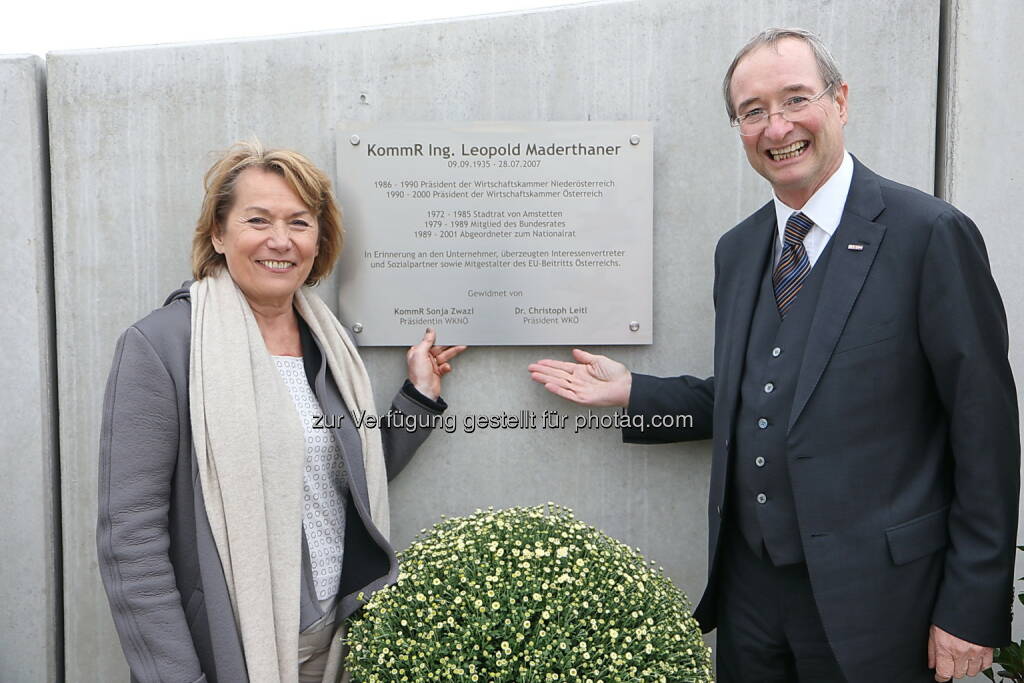 Sonja Zwazl (Wirtschaftskammer NÖ-Präsidentin), Christoph Leitl (WKÖ-Präsident) Enthüllung Gedenktafel in Erinnerung an Leopold Maderthaner : Fotograf: Didi Rath/Fotocredit: www.mostropolis.at, © Aussender (10.09.2015) 