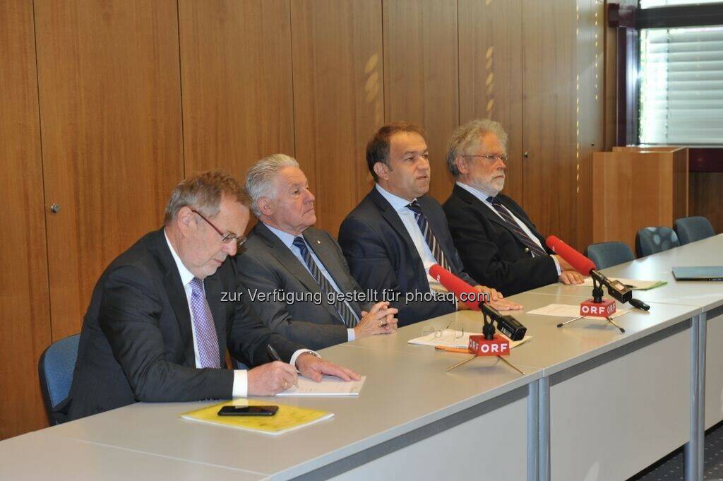 Richard Hagelauer (JKU-Rektor), LH Josef Pühringer, Meinhard Lukas (designierter JKU-Rektor), Anton Zeilinger (Präsident der Akademie der Wissenschaften) : Zukunftsdialog an der JKU: Landeshauptmann Pühringer kündigt die Gründung einer OÖ Forschungsstiftung an : Fotocredit: JKU, © Aussender (10.09.2015) 