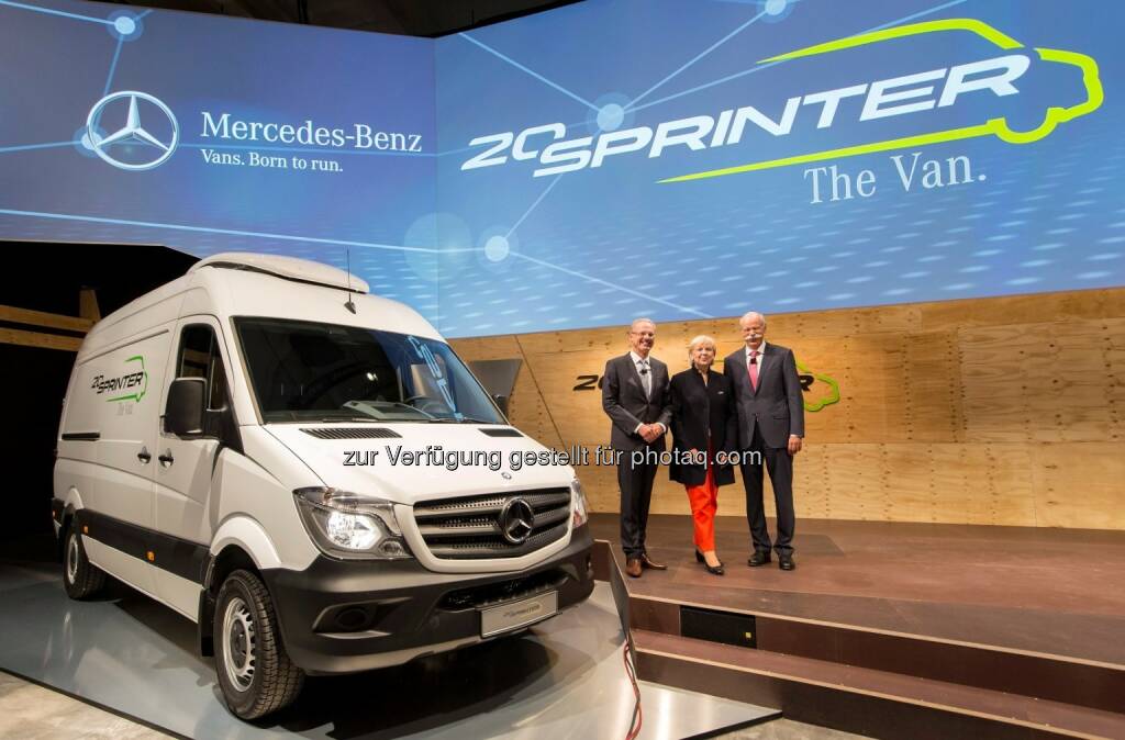 Volker Mornhinweg (Leiter Mercedes-Benz Vans), Hannelore Kraft (Ministerpräsidentin des Landes Nordrhein-Westfalen), Dieter Zetsche (Vorstandsvorsitzender der Daimler AG und Leiter Mercedes-Benz Cars) : Große Feierstunde im Mercedes-Benz Werk Düsseldorf - der Sprinter feierte sein 20-jähriges Jubiläum : (c) Daimler AG, © Aussendung (10.09.2015) 