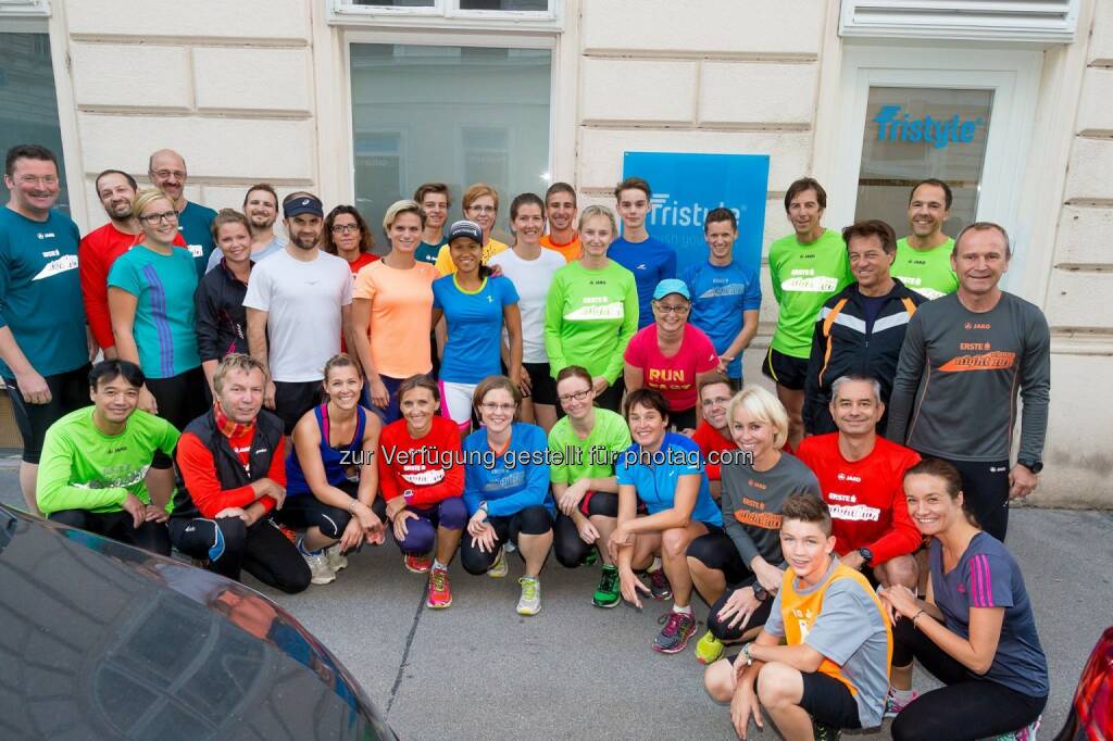 Vorbereitungstraining zum erste bank vienna night run mit Elisabeth Niedereder, mit Annabelle Mary Konczer, Hannes Menitz, Christine Menitz vor dem Tristyle-Studio, © mit freundlicher Genehmigung von Hannes Mentiz (13.09.2015) 