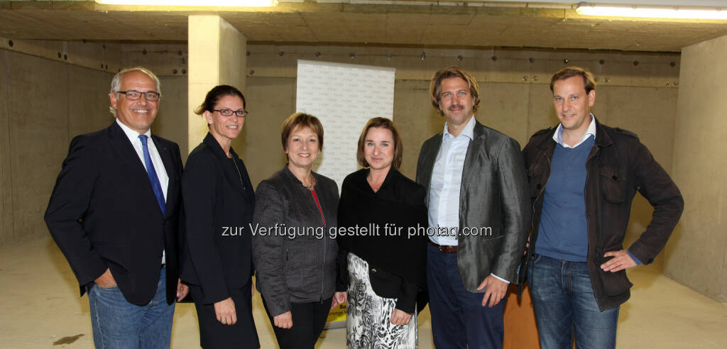 Michael Fadler (Karl Seidl Bau), Elisabeth Binder (RVW), Gabriele Votava (Bezirksvorsteherin), Marion Weinberger-Fritz (RVW), Clemens Rauhs, Gregor Rauhs (Liv GmbH) : Dachgleichenfeier eines neuen Vorsorgewohnungsprojekts der RVW in 1120 Wien : Fotocredit: Hetzmannseder/RVW, © Aussender (14.09.2015) 