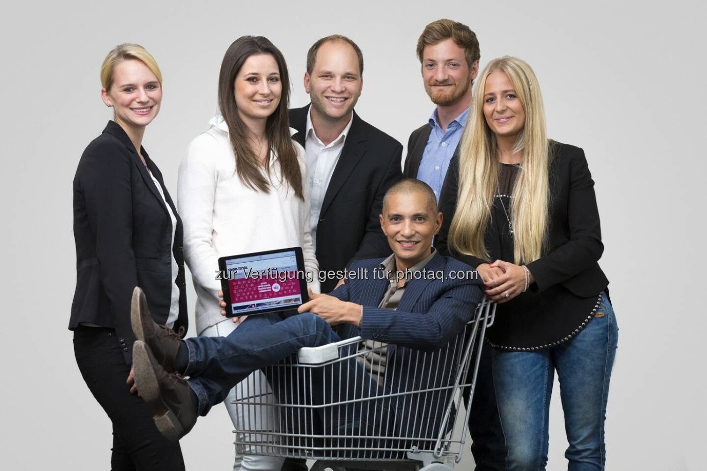 Isabella Kramer, Valerie Waldenberger, Dominik Croce (Verkaufsleiter Shop Tirol), Patricio Hetfleisch (Moho-Digitalchef), Markus Ritter, Andrea Molitor : ShOP.TiROL  geht an den Start : Moser Holding realisiert regionalen Online-Schwerpunkt :Fotograf: Rottensteiner/Fotocredit: Moser Holding