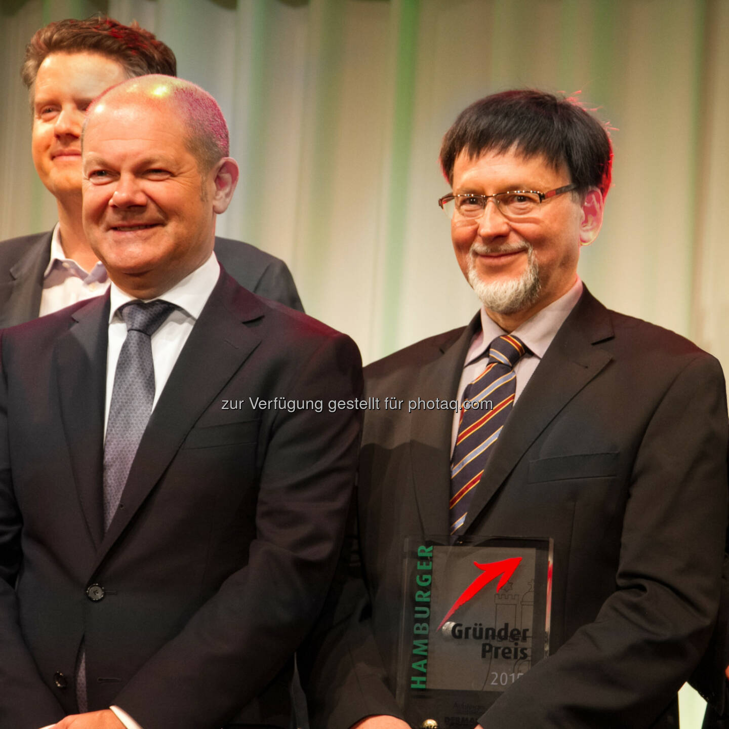 Olaf Scholz (Hamburger Erster Bürgermeister), Günther Mull (GF Dermalog) : Der größte deutsche Biometrie Hersteller Dermalog wurde mit dem Hamburger Gründerpreis 2015 ausgezeichnet : Fotocredit: Dermalog Identification Systems GmbH/Rainer Schmidt