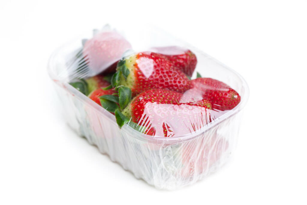 Erdbeeren, Plastikbecher, Folie - http://www.shutterstock.com/de/pic-210167968/stock-photo-strawberries-in-foil-isolated-on-white-background.html, © www.shutterstock.com (16.09.2015) 