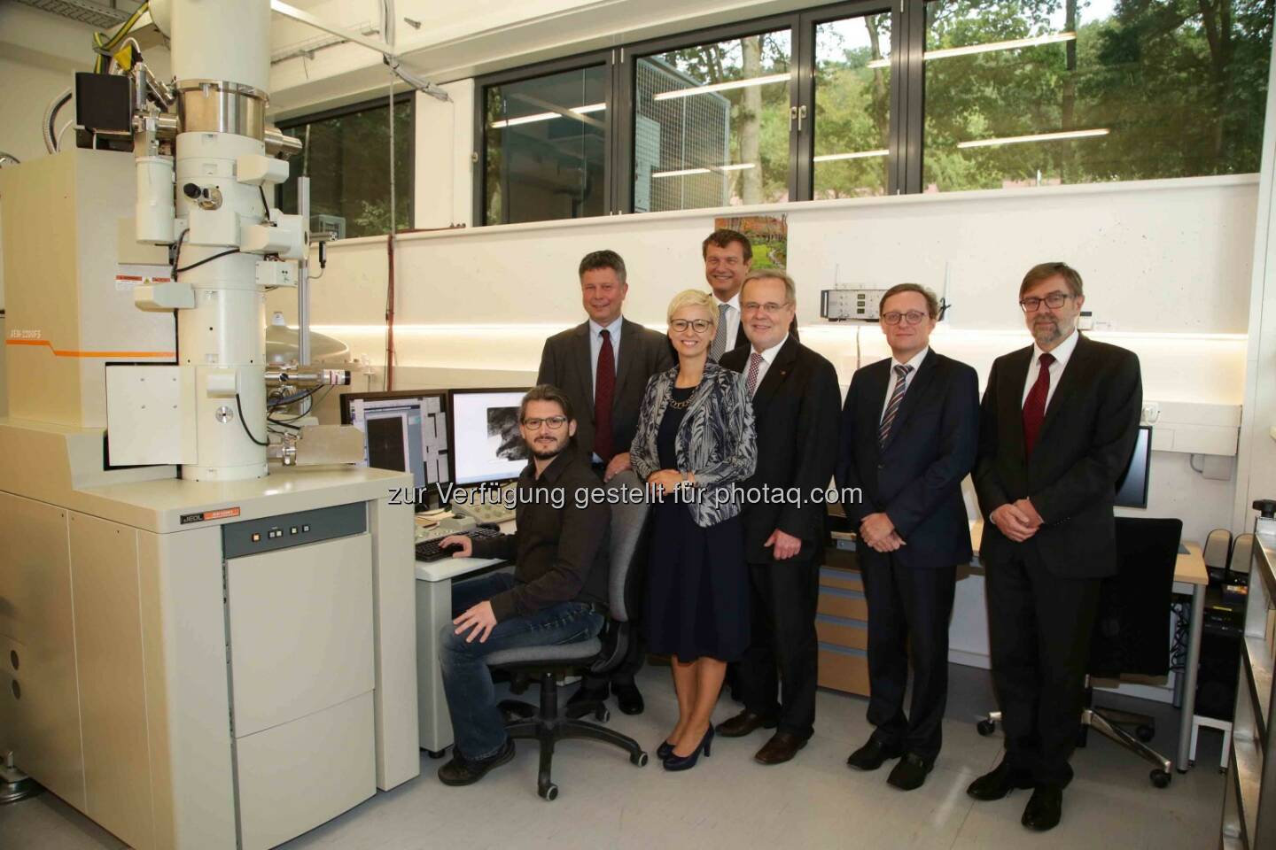 Heiko Groiß (JKU-Institut für Halbleiter- und Festkörperphysik), voestalpine-Forschungschef Franz Androsch, Landesrätin Doris Hummer, Kurt Hingerl (Zentrum für Oberflächen und Nanoanalytik), JKU-Rektor Richard Hagelauer, Daniel Weselka (Bundesministerium für Wissenschaft, Forschung und Wirtschaft), Ferdinand Hofer (TU Graz): Neues Elektronenmikroskop an der JKU