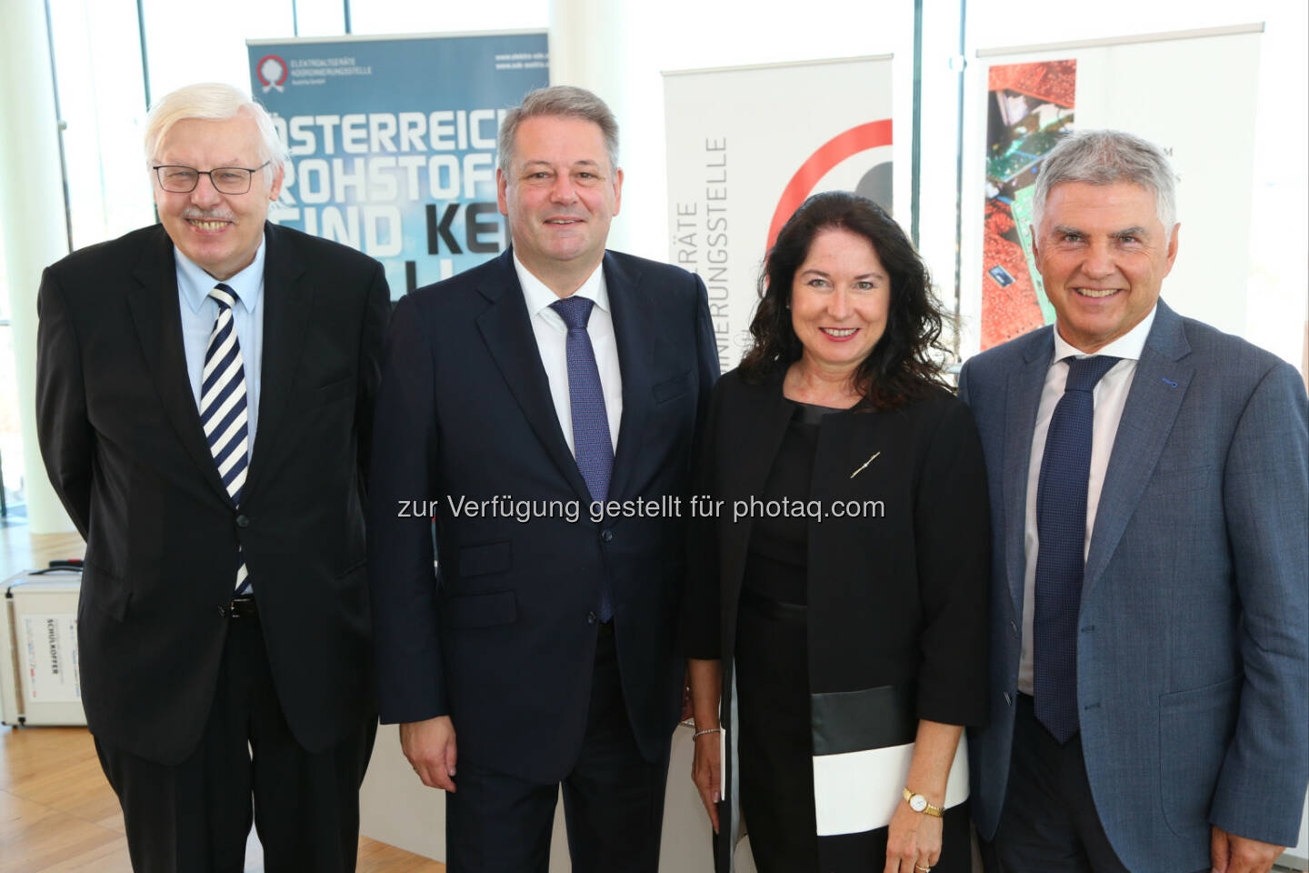 Wolfgang Krejcik (Vors. Aufsichtsrat der EAK), BM Andrä Rupprechter (bmlfuw), Elisabeth Giehser (GF EAK, Elektroaltgeräte Koordinierungsstelle), Josef Moser (Bundesobmann der Arge Österr. Abfallwirtschaftsverbände) : BM Andrä Rupprechter gratuliert für 10 Jahre Elektroaltgeräte-Sammlung – Eine Erfolgsgeschichte! : Fotocredit: EAK/APA-Fotoservice/Schedl