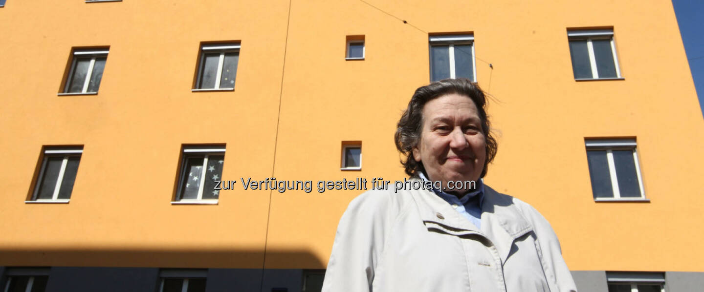 Ute Bock vor dem Ute Bock Haus : Verein Ute Bock lädt zum ersten Tag der offenen Tür – 25.9.2015 : Langer Tag der Flucht (unhcr) - Das Ute Bock Haus in der Zohmanngasse steht den ganzen Tag für BesucherInnen offen : Fotograf: Jürg Christandl/Fotocredit: Verein Ute Bock