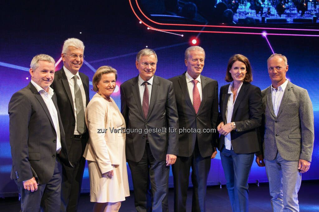 Roman Hagara (Segel-Olympiasieger), Klaus Pseiner (FFG-Geschäftsführer), Gertrude Tumpel-Gugerell (FFG-Aufsichtsratsvorsitzende), BM Alois Stöger, Vizekanzler Reinhold Mitterlehner, Henrietta Egerth (FFG-Geschäftsführerin), Hans-Peter Steinacher (Segel-Olympiasieger) : FFG Forum 2015 : Wirtschafts- und forschungspolitische Strategien im Spannungsfeld von Wettbewerb und Kooperation standen im Mittelpunkt :  Fotocredit: FFG/Morgenstern, © Aussender (17.09.2015) 