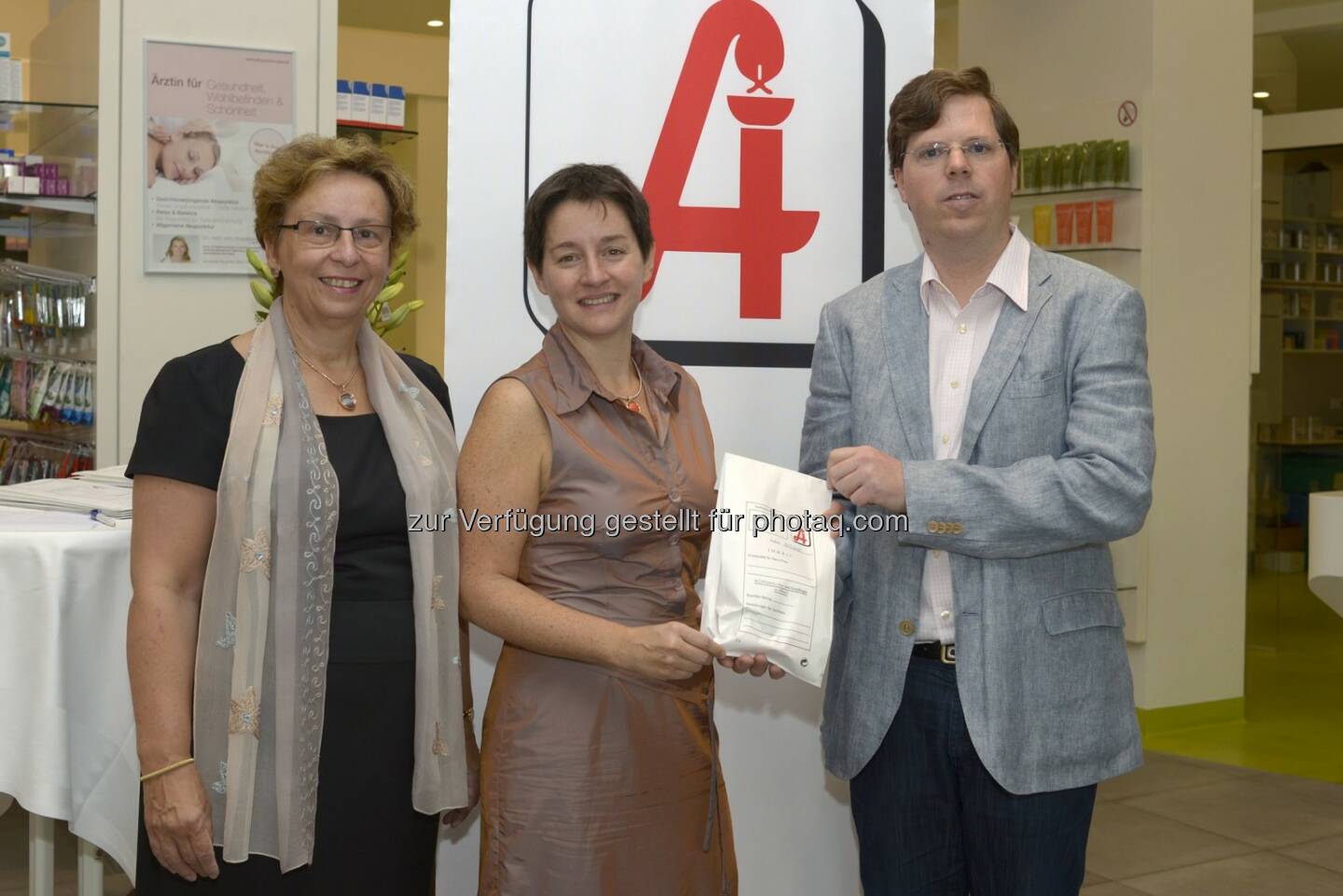 Andrea Vlasek (Präsidentin der Apothekerkammer Wien); Sonja Wehsely (Stadträtin für Gesundheit und Soziales); Viktor Hafner (Vizepräsident der Apothekerkammer Wien) : „Krank daheim, wir lassen Sie nicht allein“ : Die Wiener Apotheken bieten ein Zustellservice, mit dem dringend benötigte Arzneimittel direkt ans Krankenbett geliefert werden : Fotocredit: Österreichische Apothekerkammer/APA-Fotoservice/Bargad