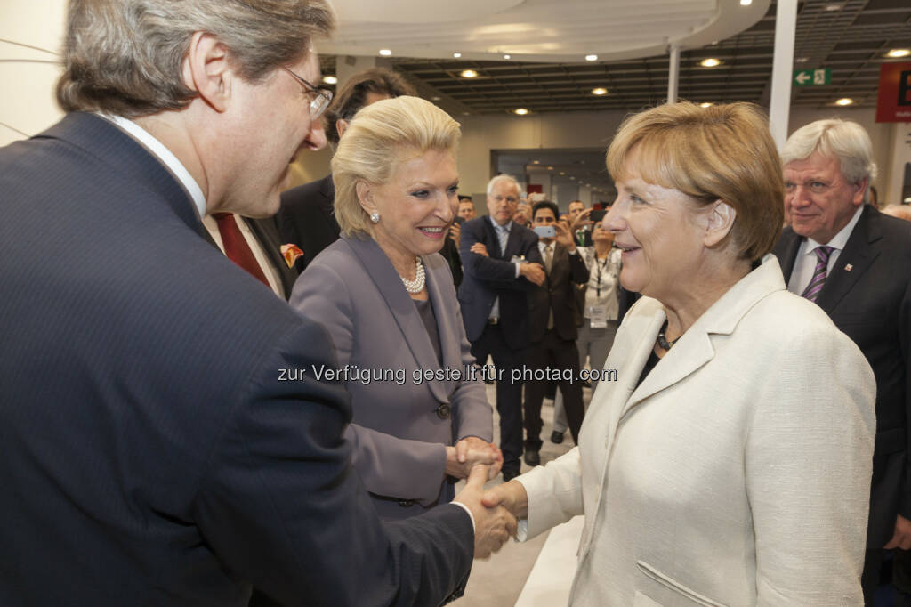 Georg F.W. Schaeffler, Maria-Elisabeth Schaeffler-Thumann, Angela Merkel, Volker Bouffier : Angela Merkel auf dem IAA-Messestand von Schaeffler : Fotocredit: Schaefflerobs/Schaeffler/Max Etzold, © Aussender (17.09.2015) 