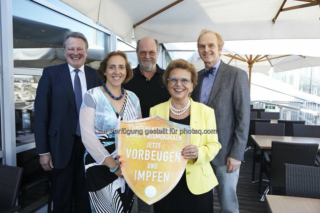 Christian Müller-Uri (Präsident des Österreichischen Apothekerverbandes und Vize-Präsident der Österreichischen Apothekerkammer), Ursula Kunze (Institut für Sozialmedizin, Medizinische Universität Wien), Herwig Kollaritsch (Institut für Spezifische Prophylaxe und Tropenmedizin, Zentrum für Pathophysiologie, Infektiologie und Immunologie Medizinische Universität Wien), Christiane Körner (Präsidentin des Vereins zur Förderung der Impfaufklärung), Wolfgang Popp (Abteilungsvorstand des Zentrums für Lungenkrankheiten und Langzeitbeatmung, PDO/SMZ-Ost) : Lungenentzündung im Visier : Jetzt vorbeugen und impfen : Experten empfehlen die rechtzeitige Vorsorge vor der kalten Jahreszeit : Fotocredit: Verein zur Förderung der Impfaufklärung (VFI)/APA-Fotoservice/Roßboth, © Aussender (17.09.2015) 