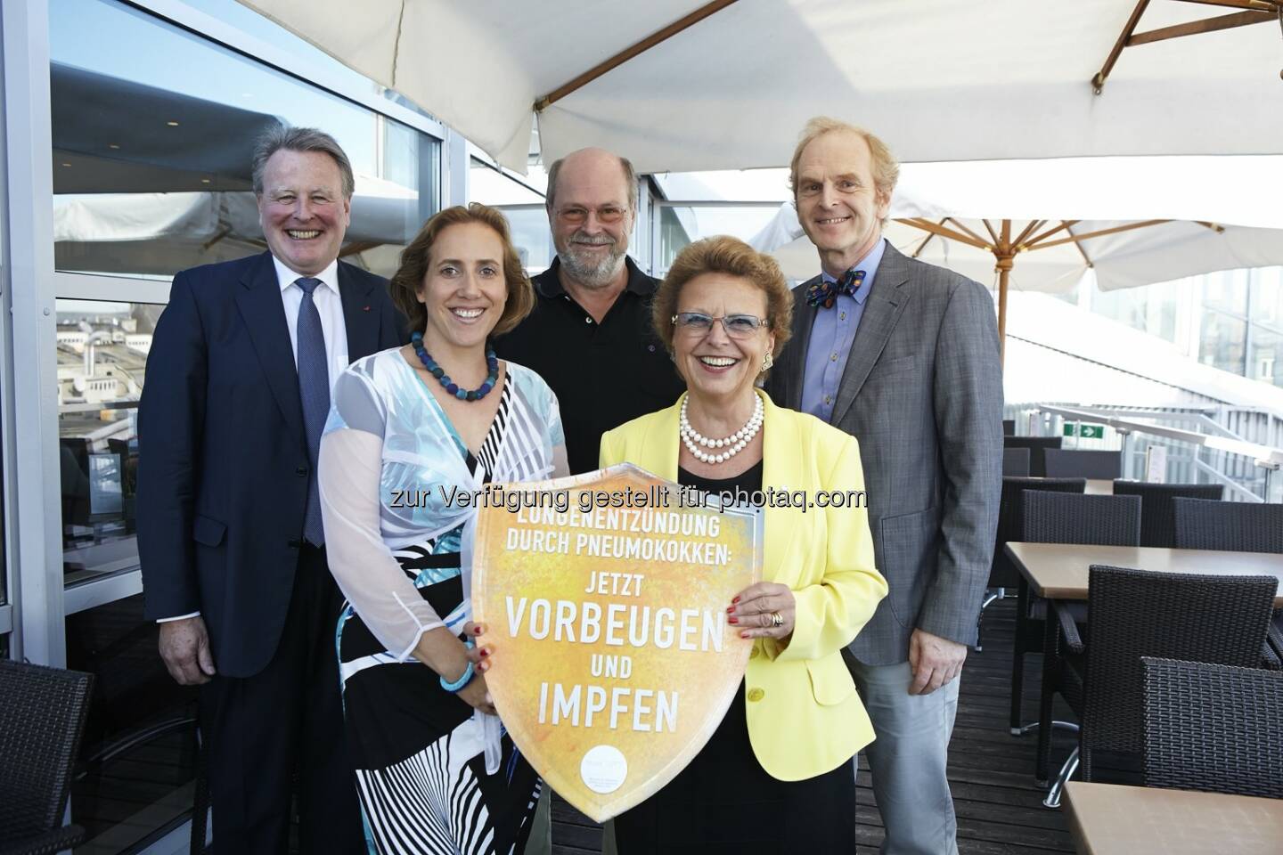 Christian Müller-Uri (Präsident des Österreichischen Apothekerverbandes und Vize-Präsident der Österreichischen Apothekerkammer), Ursula Kunze (Institut für Sozialmedizin, Medizinische Universität Wien), Herwig Kollaritsch (Institut für Spezifische Prophylaxe und Tropenmedizin, Zentrum für Pathophysiologie, Infektiologie und Immunologie Medizinische Universität Wien), Christiane Körner (Präsidentin des Vereins zur Förderung der Impfaufklärung), Wolfgang Popp (Abteilungsvorstand des Zentrums für Lungenkrankheiten und Langzeitbeatmung, PDO/SMZ-Ost) : Lungenentzündung im Visier : Jetzt vorbeugen und impfen : Experten empfehlen die rechtzeitige Vorsorge vor der kalten Jahreszeit : Fotocredit: Verein zur Förderung der Impfaufklärung (VFI)/APA-Fotoservice/Roßboth