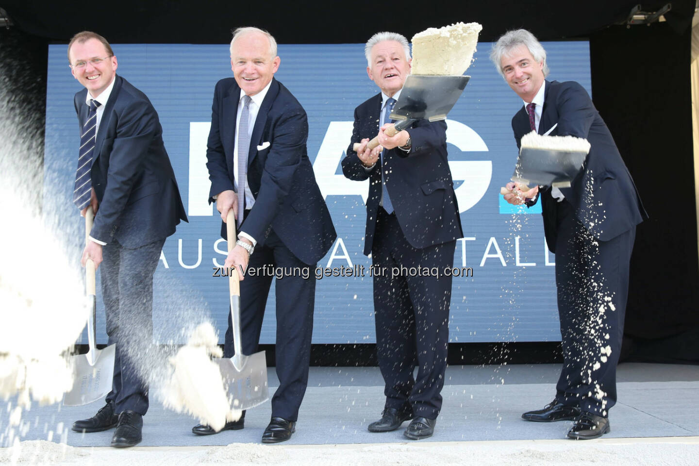 Gerald Mayer (Finanzvorstand), Helmut Wieser (Vorstandsvorsitzender), LH Josef Pühringer, Helmut Kaufmann (Technikvorstand) : Amag startet 300 Millionen-Euro-Investition : Spatenstich für weiteren Werksausbau in Ranshofen : Fotocredit: Amag/Wakolbinger