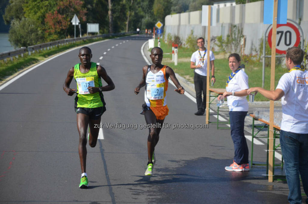 Kongin Bonifaze (KEN), 2. Platz Wachau Halbmarathon, Bett Benard (KEN), Run2gether, Sieger Wachau Halbmarathon, © Run2gether (18.09.2015) 
