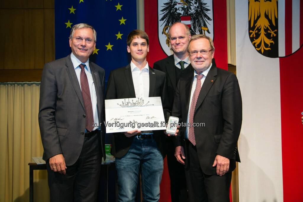 BM Alois Stöger, Michael Köfinger (Sparte MCU-Sieger), Timm Ostermann, Richard Hagelauer (JKU-Rektor) : Beim Wettbewerb „Invent a Chip“ konnten SchülerInnen unter fachkundiger Leitung von JKU-ExpertInnen selbst einen Chip entwerfen. Die Siegerehrung der besten Projekte fand im Beisein von Bundesminister Alois Stöger statt : Fotocredit: Roland Pelzl, © Aussendung (18.09.2015) 