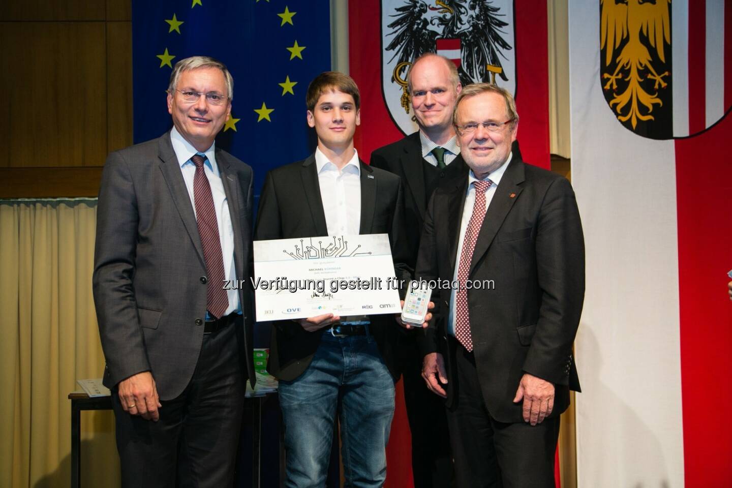 BM Alois Stöger, Michael Köfinger (Sparte MCU-Sieger), Timm Ostermann, Richard Hagelauer (JKU-Rektor) : Beim Wettbewerb „Invent a Chip“ konnten SchülerInnen unter fachkundiger Leitung von JKU-ExpertInnen selbst einen Chip entwerfen. Die Siegerehrung der besten Projekte fand im Beisein von Bundesminister Alois Stöger statt : Fotocredit: Roland Pelzl