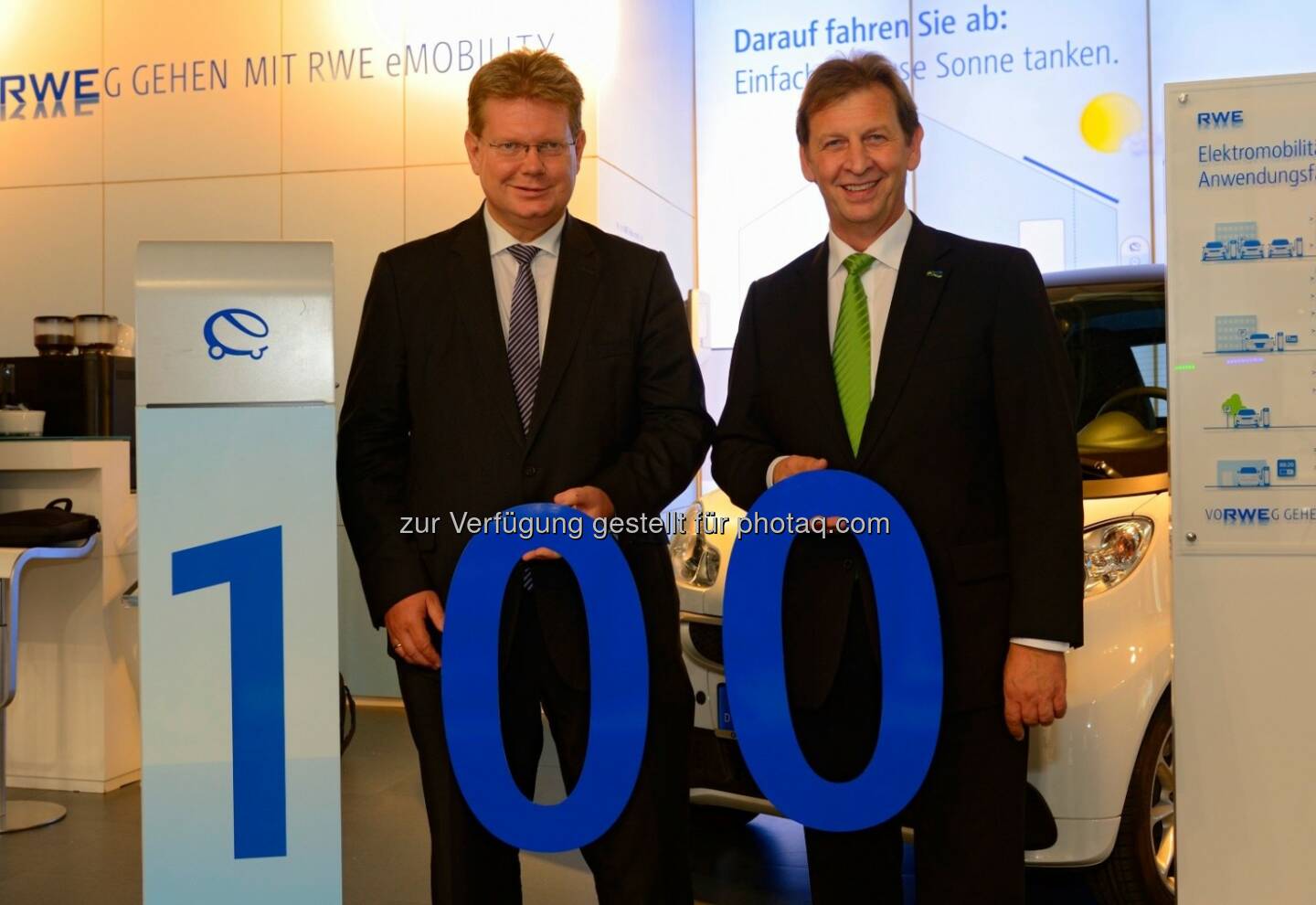 Arndt Neuhaus (Vorstandsvorsitzender der RWE Deutschland AG), Günter Reichart (Vorstandsmitglied der EWR AG) : Partner für Elektromobilität : RWE begrüßt die EWR AG als 100. Energiedienstleister im Ladenetzwerk : © RWE Effizienz GmbH