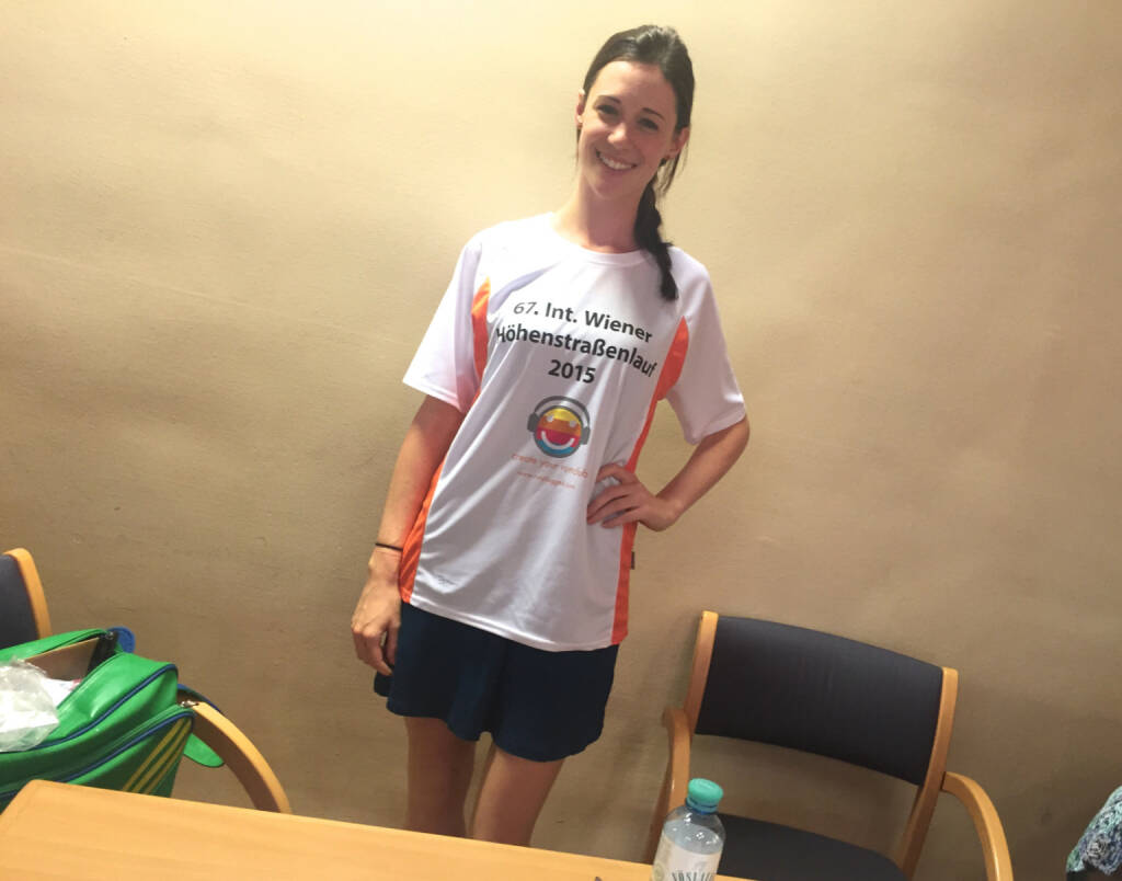 Carina Stepanek im Shirt von http://www.hoehenstrassenlauf.com (18.09.2015) 