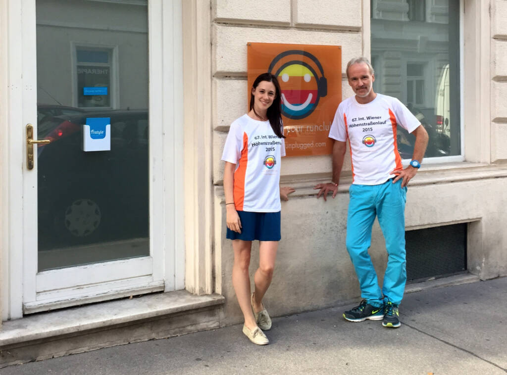 Vor dem Tristyle Office: Carina Stepanek, Christian Drastil im Shirt von http://www.hoehenstrassenlauf.com (18.09.2015) 
