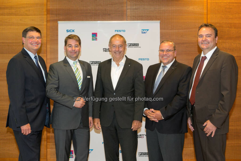 Christoph Kränkl (Sales Director LE Industrie SAP Österreich), Thomas Lutzky (GF Phoenix Contact Österreich), Franz Josef Radermacher (Universität Ulm), Helmut Maier (GF Sick Österreich), Rainer Ostermann (Geschäftsleitung Festo Österreich) : Hochkarätige Fachtagung zum Thema Industrie 4.0 in Zell am See : Gesehen auf der industry.tech15 (22. - 23. September) ... : Fotocredit: Festo/Draper, © Aussender (22.09.2015) 