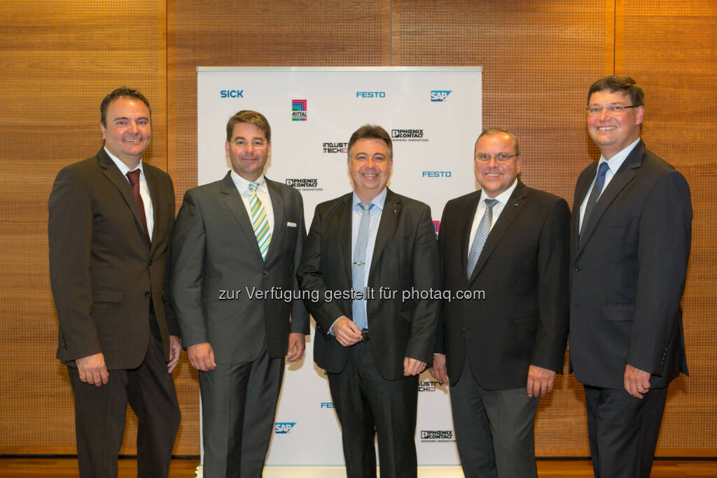 Rainer Ostermann (Geschäftsleitung Festo Österreich), Thomas Lutzky (GF Phoenix Contact Österreich), Peter Padourek (Bgm. Zell am See), Helmut Maier (GF Sick Österreich), Christoph Kränkl (Sales Director LE Industrie SAP Österreich) : Peter Padourek, der Bürgermeister von Zell am See, eröffnete die Fachtagung industry.tech15 : Fotocredit/Festo/Draper, © Aussender (22.09.2015) 