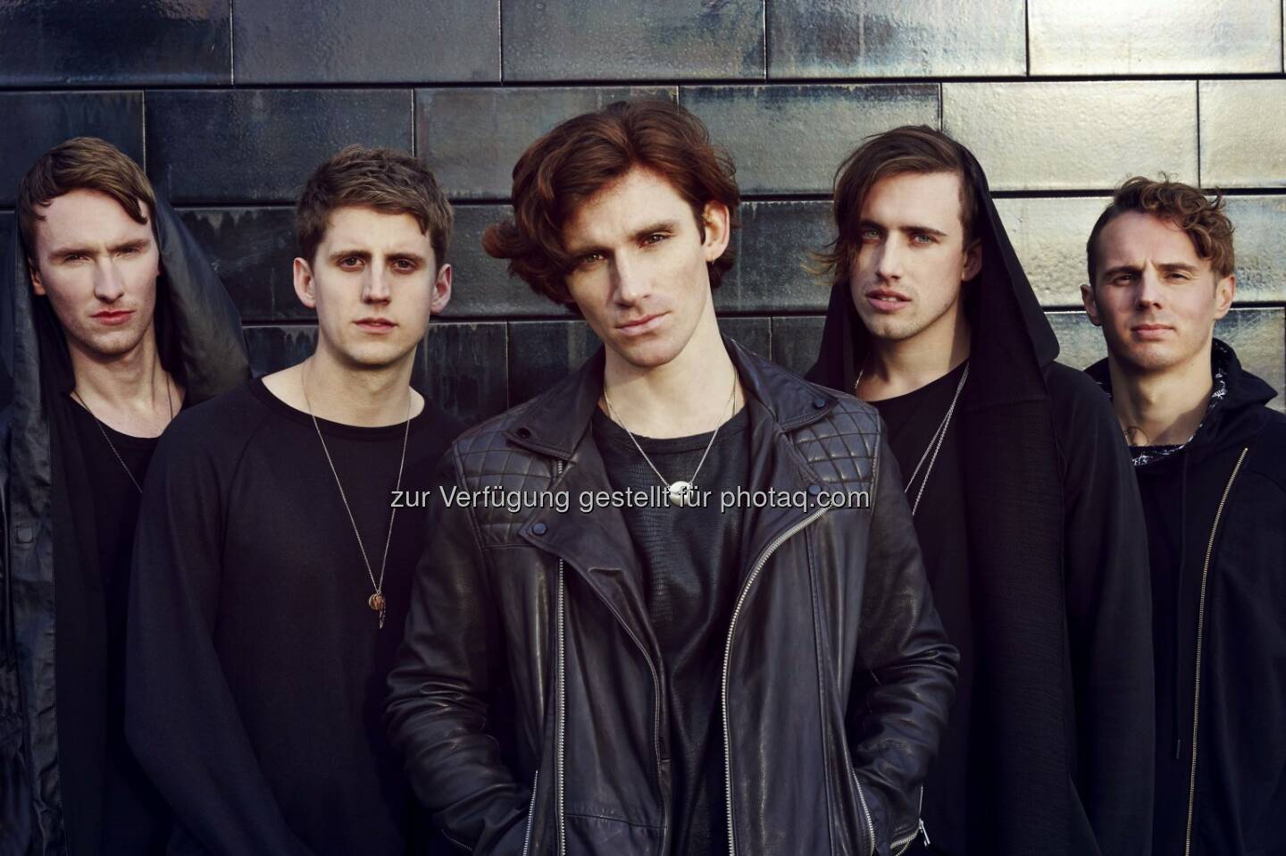 Coasts : Die 5-köpfige Indie-Pop Band aus Bristol hat bereits eine ausverkaufte Show in New York im Gepäck sowie Auftritte im koko London und beim Coachella Festival. Ihre Single A Rush Of Blood wurde auf BBC Radio 1 zur Hottest Record gekürt