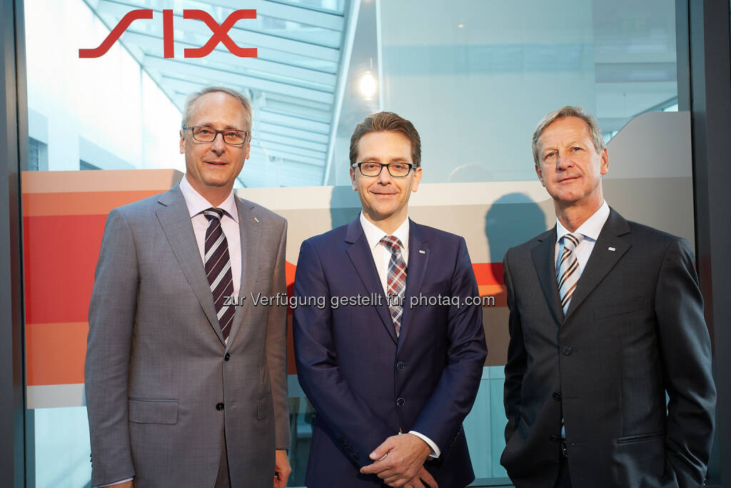 Urs Rüegsegger (Group CEO SIX), Roger Niederer (Managing Director SIX Payment Services Österreich), Jürg Weber (Division CEO SIX Payment Services) : Aus der PayLife Bank GmbH wird SIX Payment Services (Austria) GmbH. Damit wird eine zweijährige Integrationsphase erfolgreich abgeschlossen. Im September 2013 hatte die Schweizer Finanzdienstleisterin SIX die Marktführerin für bargeldloses Bezahlen in Österreich, PayLife, von den österreichischen Banken erworben. Seitdem ist PayLife eine hundertprozentige Tochtergesellschaft von SIX und in SIX Payment Services integriert : Fotocredit: SIX Payment Services (Austria) GmbH/APA-Fotoservice/Preiss, © Aussendung (23.09.2015) 