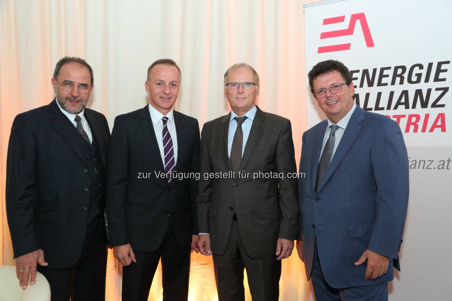 Werner Perz (Energie Allianz Austria-GF), Gerhard Christiner (techn. Vorstand Austria Power Grid /APG), Jochen Homann (Präsident deutsche Bundesnetzagentur), Christian Wojta (EAA-GF) : EAA-Energie Talk: Gemeinsame Preiszone Deutschland-Österreich vor dem Aus? : Die deutsche Energiewende hat möglicherweise unangenehme Folgen für Österreichs Stromkunden : Fotocredit: EAA/Ludwig Schedl