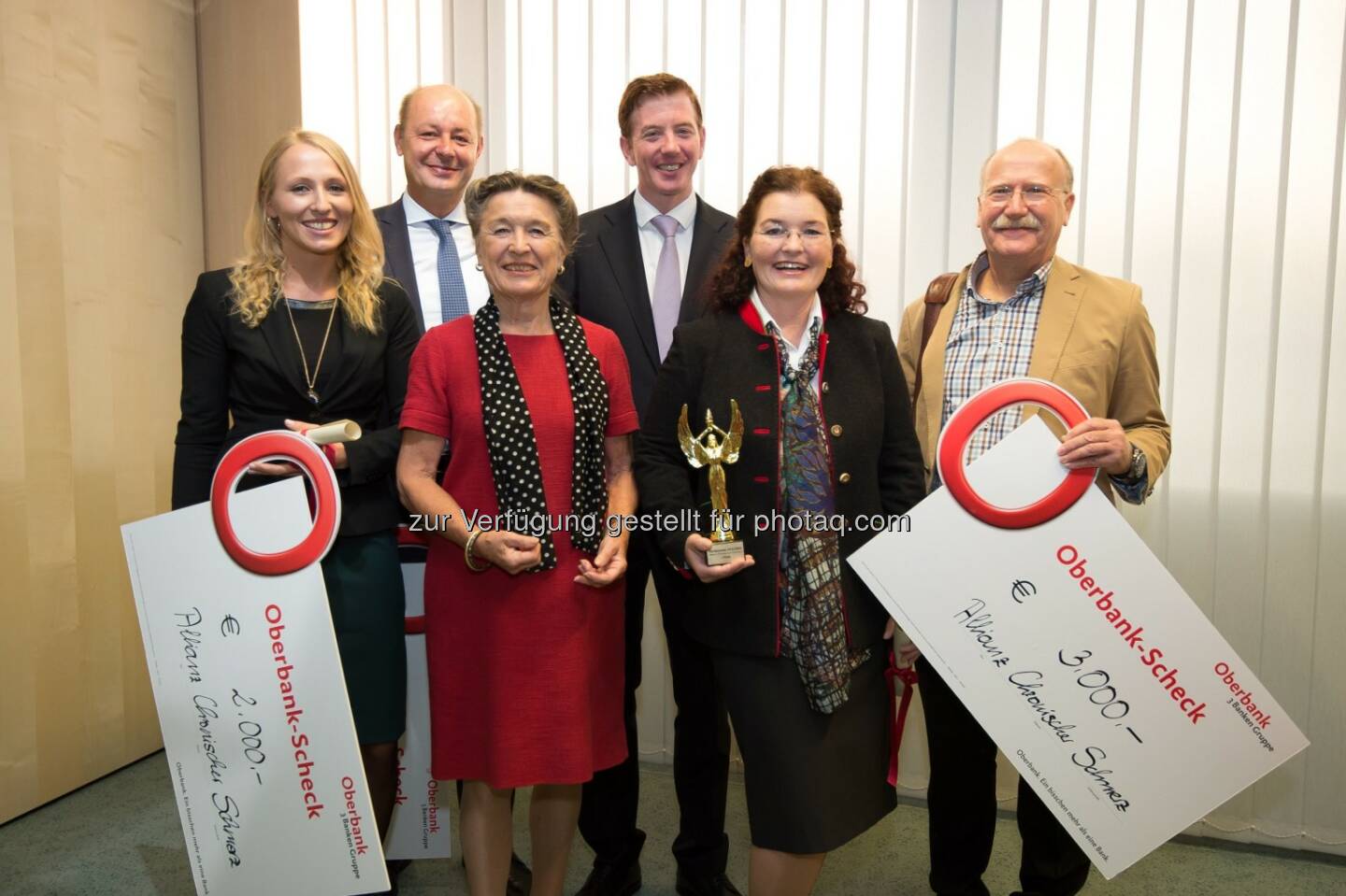 Carina Asendorfer (APR Salzburg), Johannes Wallner (Sennecura), Erika Folkes (Allianz Chronischer Schmerz), Peter McDonald (Hauptverband der österr. SV-Träger), Janina Dieber (LKH Hartberg), Gottfried Thalhammer (Styriamed Hartberg-Fürstenfeld) : „Allianz Chronischer Schmerz“ zeichnet beispielgebende Initiativen aus : Förderpreis Dolores soll zur Nachahmung anregen : Erstmals hat eine Patientenorganisation - die Allianz Chronischer Schmerz - einen Förderpreis ausgeschrieben, der heute im Hauptverband der österreichischen Sozialversicherungsträger vergeben wurde. Ausgezeichnet wurden dabei jene Teams von Ärzten, Therapeuten und Gesundheitsberufen, die auf freiwilliger Basis kooperieren : Fotocredit: Hauptverband der österr. SV-Träger/APA-Fotoservice/Hörmandinger