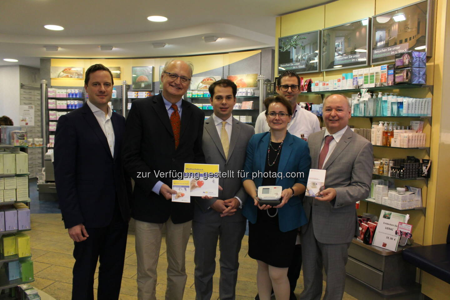 Thomas Weiss (3. Med. Abt. Kardiologie Wilhelminenspital, Wien), Jan Pazourek (GDir. NOe GKK), Miklos Rohla (3. Med. Abt- Kardiologie Wilhelminenspital, Wien), Elisabeth Biermeier (Vizepräs. Apothekerkammer NOe),Heinz Haberfeld (Präs. Apothekerkammer NOe), Michael Maiwald (Apotheker) : Bluthochdruck-Patienten: Verbesserung im Visier : Die NOe Apotheken starten gemeinsam mit der NOe GKK eine groß angelegte Aufklärungsaktion zur gezielten Bekämpfung von Bluthochdruck : Fotocredit: Österreichische Apothekerkammer