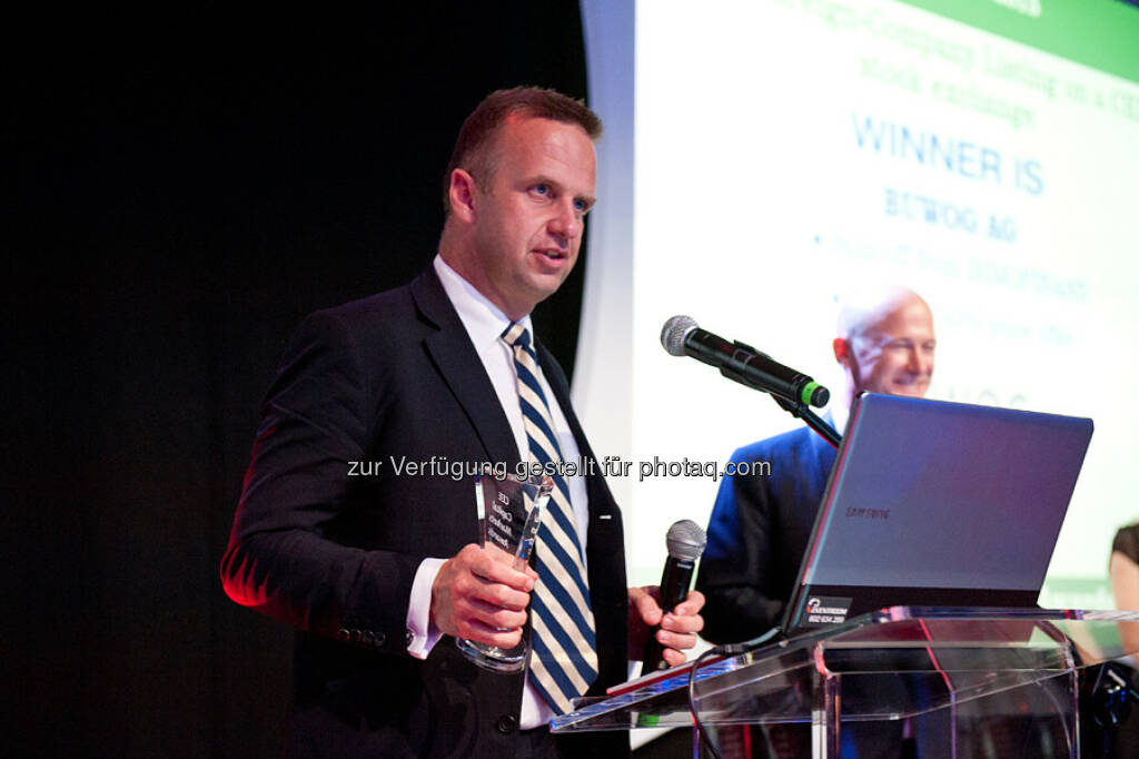 Buwog AG erhält CEE Capital Market Award : Holger Lüth (Head of Investor Relations & Corporate Finance) nimmt den CEE Capital Market Award für die BUWOG AG entgegen: © CEE Capital Market Award, © Aussendung (23.09.2015) 