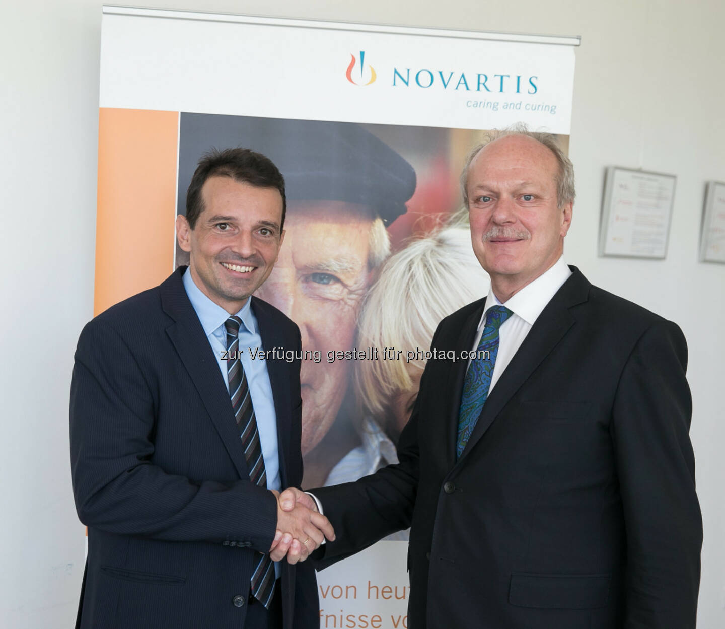 George Zarkalis (Novartis Country President), Josef Probst (GD Hauptverband der Sozialversicherungsträger) : Generaldirektor im Hauptverband der Sozialversicherungsträger zu Besuch bei Österreichs größtem Pharmaunternehmen in Wien :  Viel Anerkennung für die hohen Investitionen des Pharmaunternehmens in Forschung und Entwicklung in Österreich : Fotocredit: Novartis Austria/Christandl