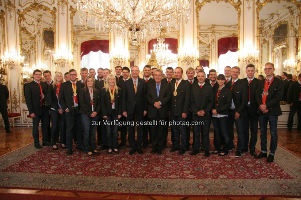 Das österreichische Team für WorldSkills 2015 mit Bundespräsident Fischer und WKÖ-Präsident Leitl : WorldSkills 2015: Bundespräsident ehrte Berufsweltmeister in die Hofburg : WKÖ-Präsident Leitl: Teilnehmer bei Berufsweltmeisterschaften sind Botschafter für den Wirtschaftsstandort Österreich : Fotocredit: WKÖ/Presseabteilung/Leithner, © Aussendung (25.09.2015) 