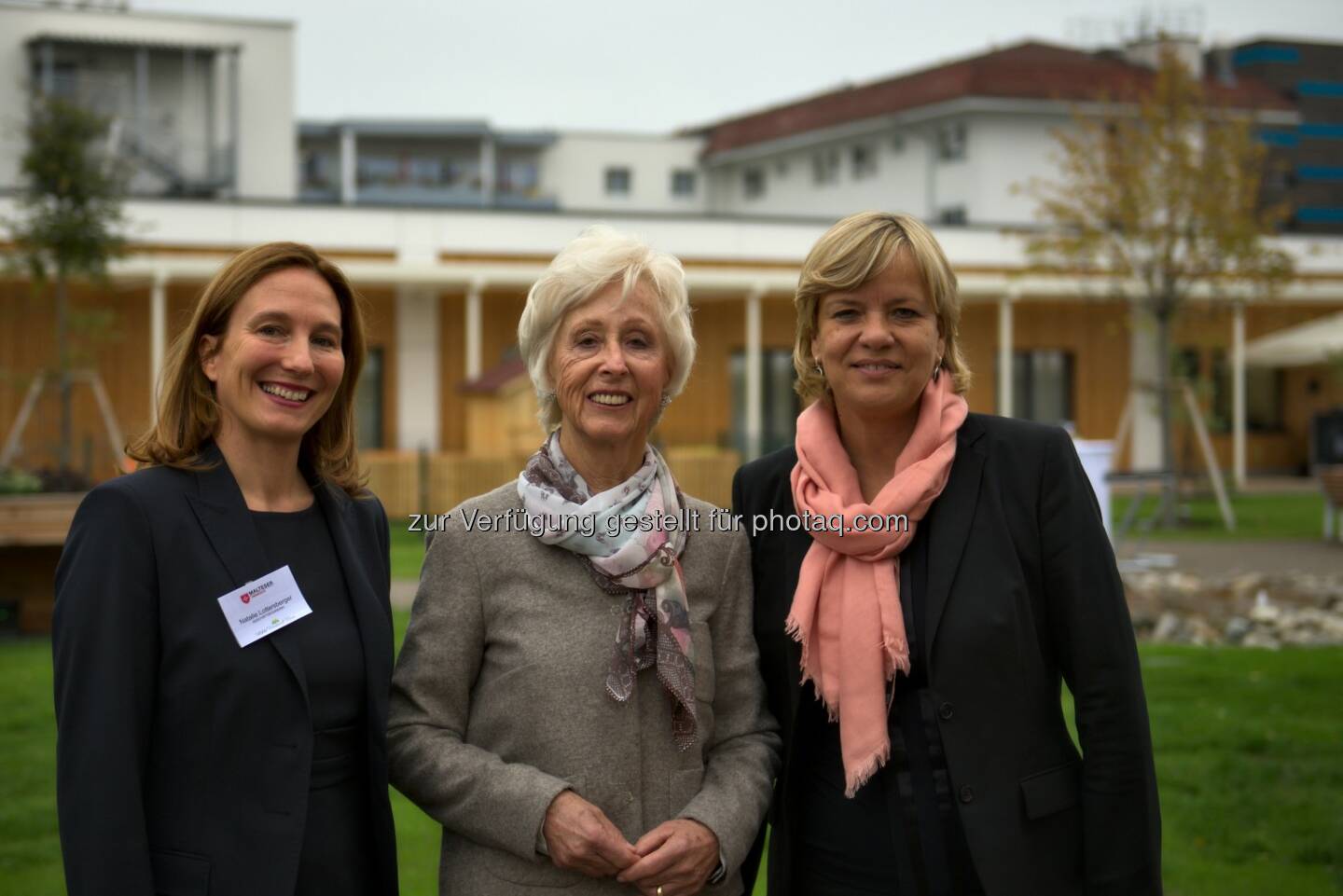 Natalie Lottersberger (GF Malteser Kinderhilfe), Hilde Umdasch (Vors. D. Vorstands H. U. Privatstiftung), Mag. Barbara Schwarz (Landesrätin) : Hilde Umdasch Haus eröffnet in Amstetten : Ein neuartiges Wohn- und Pflege-Modell bietet zehn Plätze für die temporäre oder dauerhafte Pflege und Betreuung von Kindern und Jugendlichen mit einer lebensverkürzenden Diagnose : © Roland Schuller - Eye-Open.at